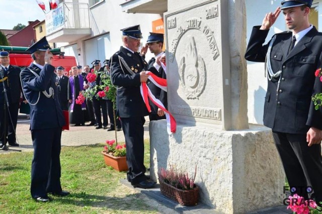 Strażacy z Góy Puławskiej obchodzili jubileusz. Na uroczystości przyjechał Waldemar Pawlak

Już od 100 lat w Górze Puławskiej działa Ochotnicza Straż Pożarna. W niedzielę na skwerze druhowie uroczyście obchodzili swoją rocznicę.