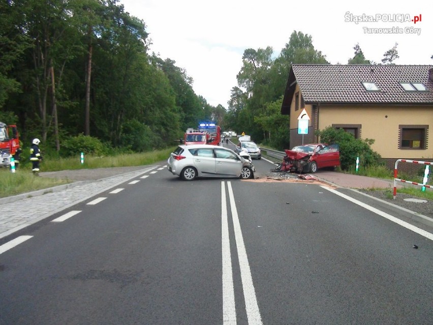 Wypadek w Pustej Kuźnicy. Zderzyły się czołowo dwie toyoty, kierowcy w szpitalu