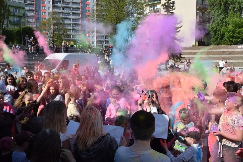 Festiwal Kolorów w Skarżysku-Kamiennej. Kolorowe proszki Holi poszły w ruch! Na Placu Staffa bawili się mali i duzi