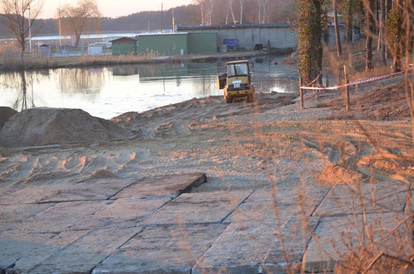 Jezioro Sławskie - ruszyła budowa nowej plaży. ZOBACZ ZDJĘCIA