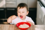 Rozszerzanie diety niemowlaka – zasady prawidłowego żywienia niemowląt. Tych błędów unikaj podczas wprowadzania nowych produktów 