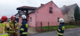 Pożar domu jednorodzinnego w Górkach pod Opolem. Z pożarem walczyło sześć jednostek straży pożarnej