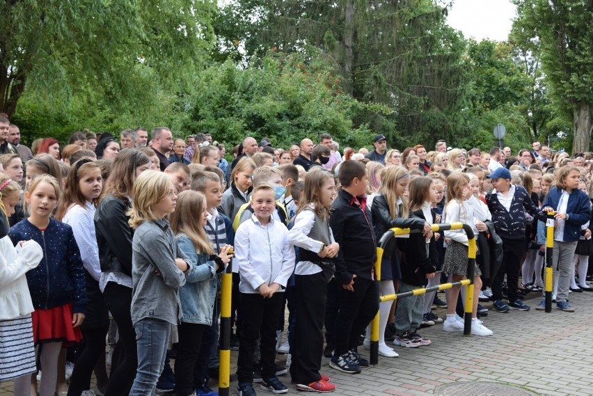 Uczniowie wrócili do szkoły. Tak rozpoczęli rok szkolny w Szkole Podstawowej nr 3 w Pruszczu Gdańskim |ZDJĘCIA