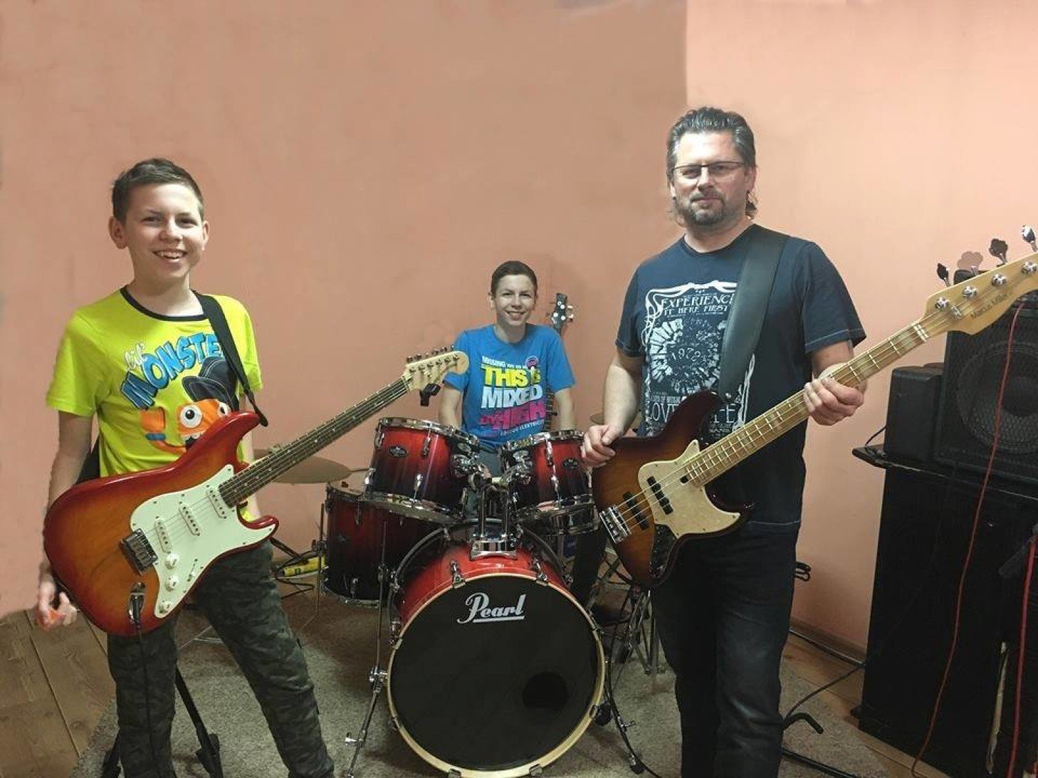 Tata Marek i bracia bliźniacy - Maksymilian i Kuba - czują rocka | Chodzież  Nasze Miasto