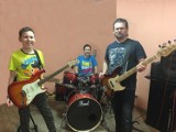 Tata Marek i bracia bliźniacy - Maksymilian i Kuba - czują rocka
