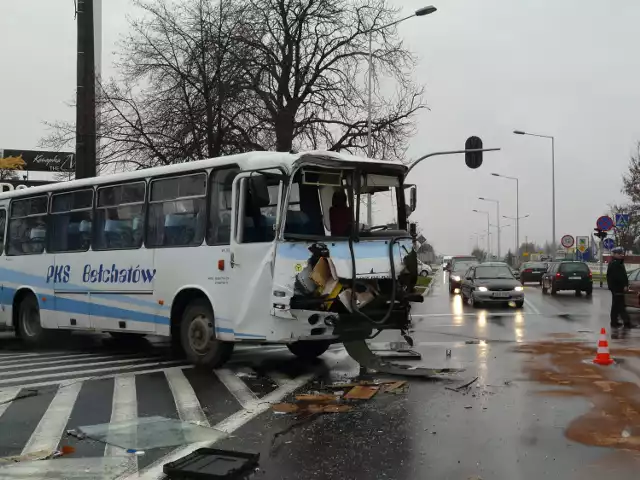 Ruchem na skrzyżowaniu kieruje policjant