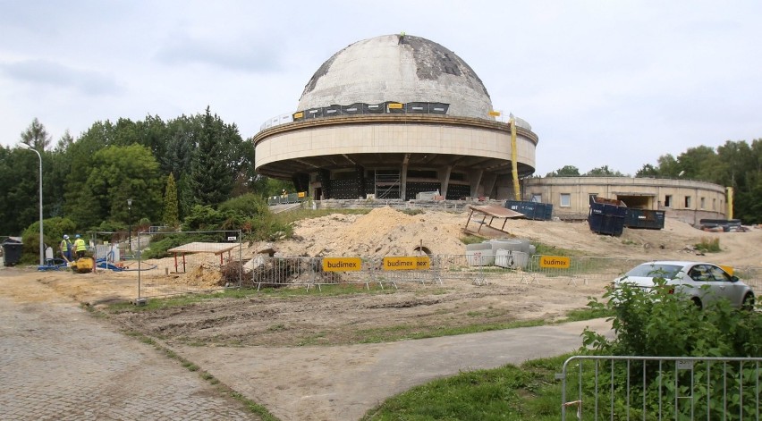 Na terenie Planetarium Śląskiego trwają prace budowlane i...