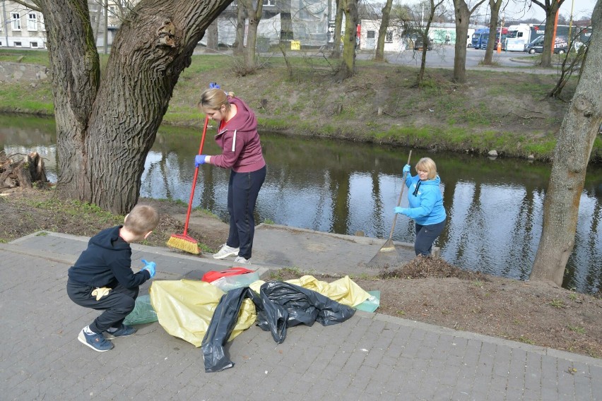 Uchodźcy z Ukrainy wzięli udział w akcji sprzątania...