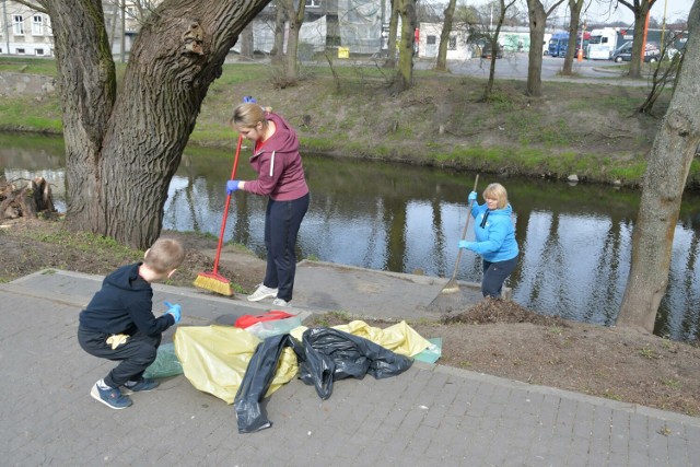 Uchodźcy z Ukrainy wzięli udział w akcji sprzątania Stargardu