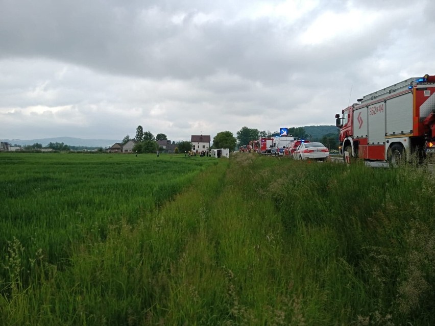 Wypadek autokaru wycieczkowego z Rzeszowa pod Tarnowem. Są ranni. W Roztoce lądował śmigłowiec LPR [ZDJĘCIA] 