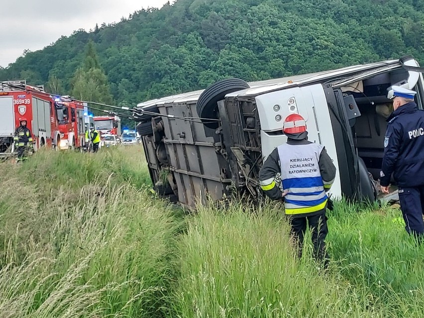 Wypadek autokaru wycieczkowego z Rzeszowa pod Tarnowem. Są ranni. W Roztoce lądował śmigłowiec LPR [ZDJĘCIA] 