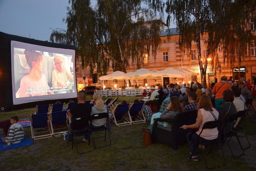 Na jarosławskim Rynku trwają seanse w ramach „Kina pod...