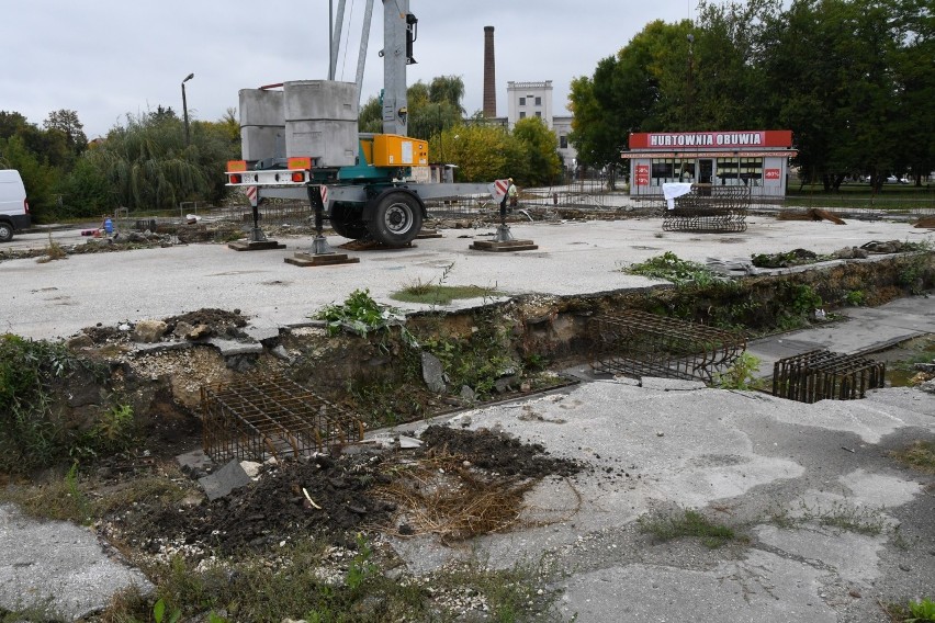 Pierwsza w Kazimierzy Wielkiej galeria handlowa. Zobacz, jak dzisiaj wygląda plac budowy i jaki będzie efekt końcowy [ZDJĘCIA, WIDEO]