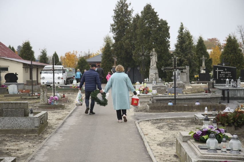 Jak wyglądają przygotowania do Wszystkich Świętych na cmentarzu w Jędrzejowie?