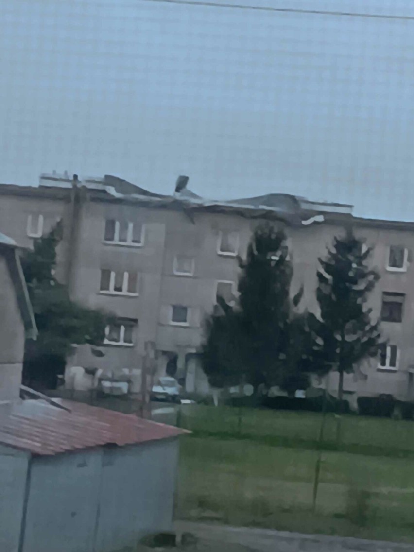 Wichury w naszym powiecie. Wiatr zerwał fragment dachu z bloku w Brodach