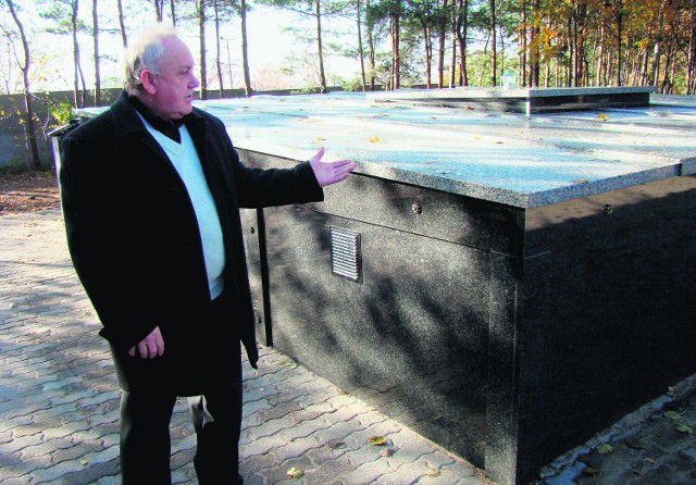 Szczątki z likwidowanych grobów będą gromadzone w ossuarium  - pokazuje Andrzej Pachulski