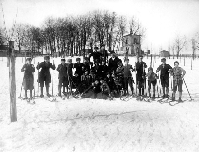 Specjalne wyróżnienie Miejskiego Centrum Informacji i Turystyki - zdjęcie z archiwum Zygmunta Schaefera: "Jazda na nartach i saneczkowanie podczas gimnastyki - 1933 r.".