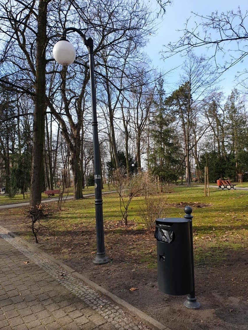 Chrzanów. W mieście stanęły pojemniki na psie odchody. Teraz będzie czyściej? [ZDJĘCIA]