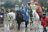 Mimo niesprzyjającej pogody Orszak Trzech Króli przeszedł z Lubowidza na Plac Pokoju w Lęborku (galeria zdjęć)