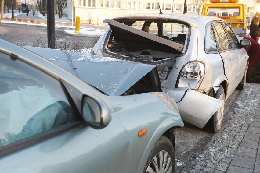 Wypadek na Teofilowie w Łodzi. Pijana kierująca rozbiła cztery auta [ZDJĘCIA]