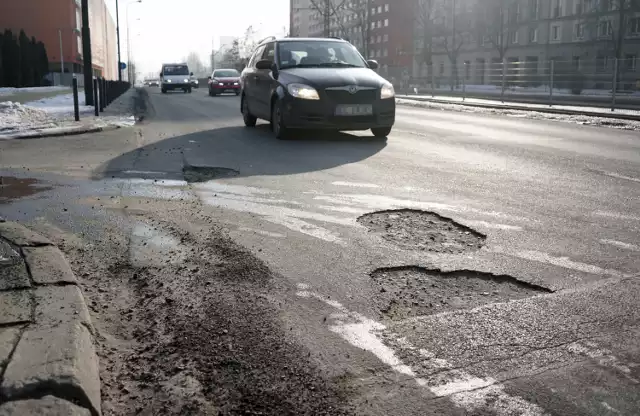 Oto dziury na al. Politechniki w Łodzi. Wyrw przybywa, gdy następują po sobie odwilże oraz mrozy