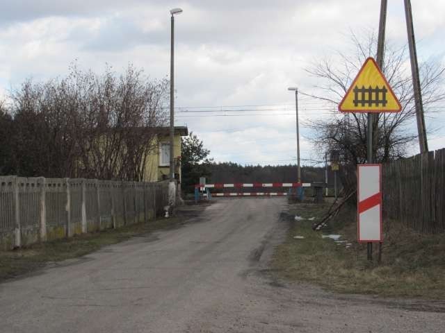 By trafić na stację trzeba najpierw znaleźć przejazd i skręcić przed nim w drogę w prawo. Do przejazdu dojeżdżamy od ul. Koronacyjnej.