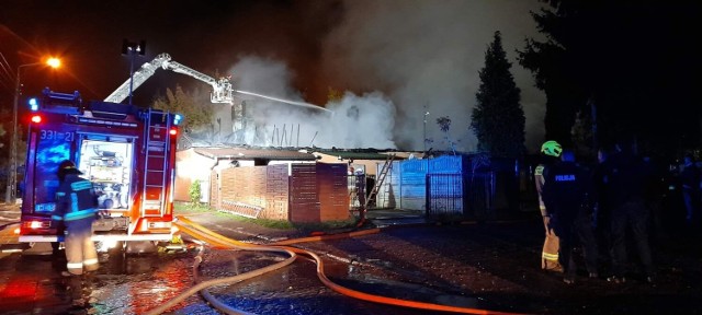 Przy ulicy Odlewniczej strażacy gasili pożar domu z zabudowie szeregowej. W akcji uczestniczyli ratownicy z Jednostek Ratowniczo - Gaśniczych w Radomiu i Ochotniczych Straży Pożarnych w powiecie radomskim, między innymi z Jastrzębi.