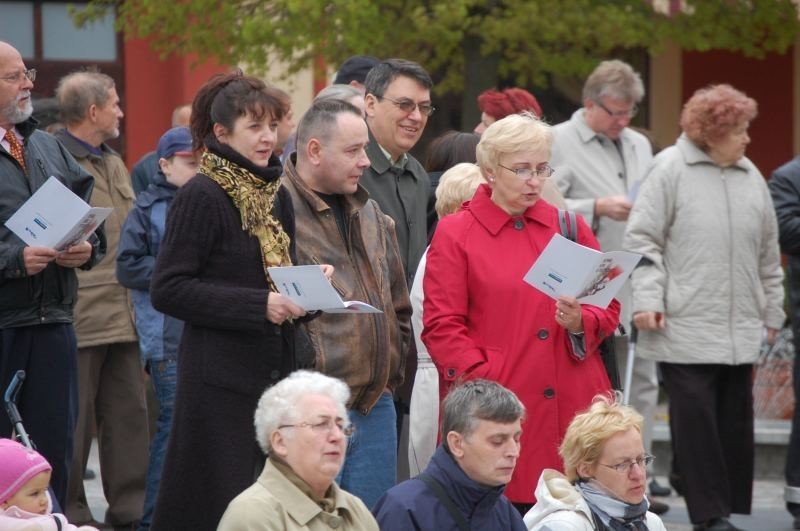 Kwidzyn: Przemarsz ulicami miasta i wspólne śpiewanie pieśni patriotycznych z okazji Święta 3 Maja