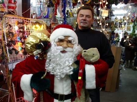 Wśród świątecznej oferty handlowców można znaleźć także sympatycznego Świętego Mikołaja. Na zdj. Jerzy Tomczyk.  Fot. Maciej Jędrzyński