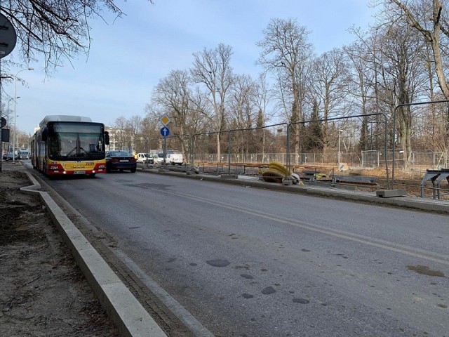 Już od piątkowej nocy, z 3 na 4 marca, kierowcy będą mogli jeździć nową południową jezdnią ulicy Gagarina na dłuższym odcinku – także między ul. Stępińską a Sielecką.