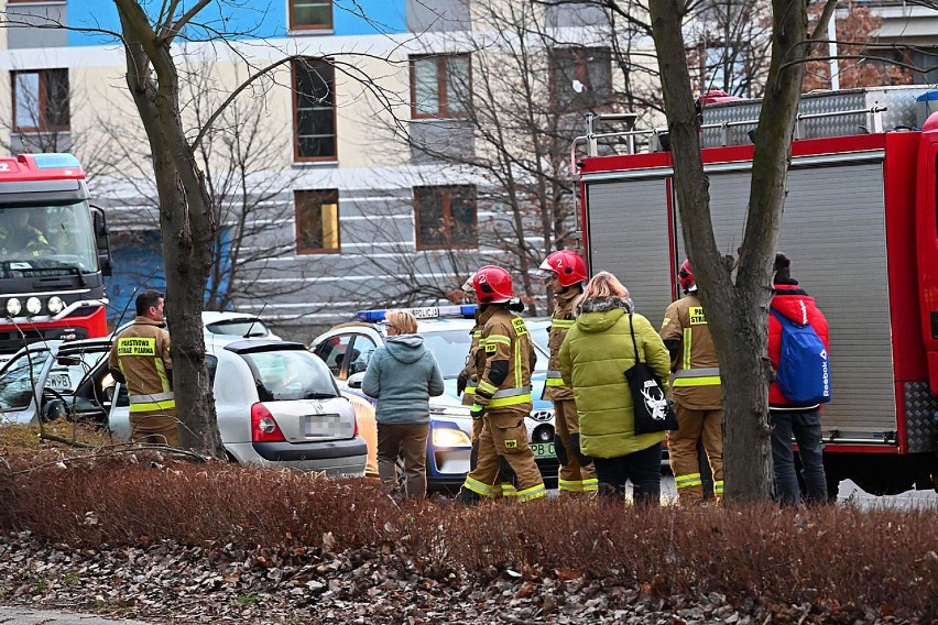 Wypadek na alei Podwale w Wałbrzychu. Samochód na łuku drogi wywrócił się na bok ZDJĘCIA
