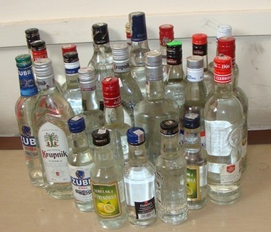 Policjanci zatrzymali 12 litrów nielegalnego alkoholu
