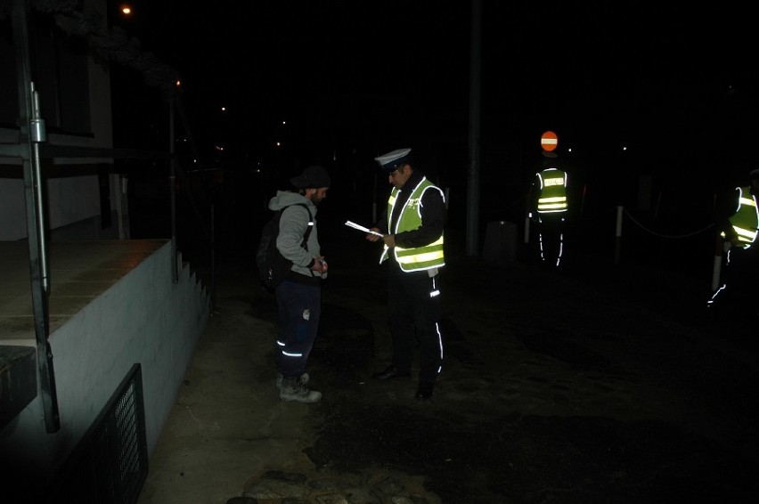 Gostyń. Policjanci rozdawali odblaski. Bezpieczeństwo to podstawa [ZDJĘCIA] 