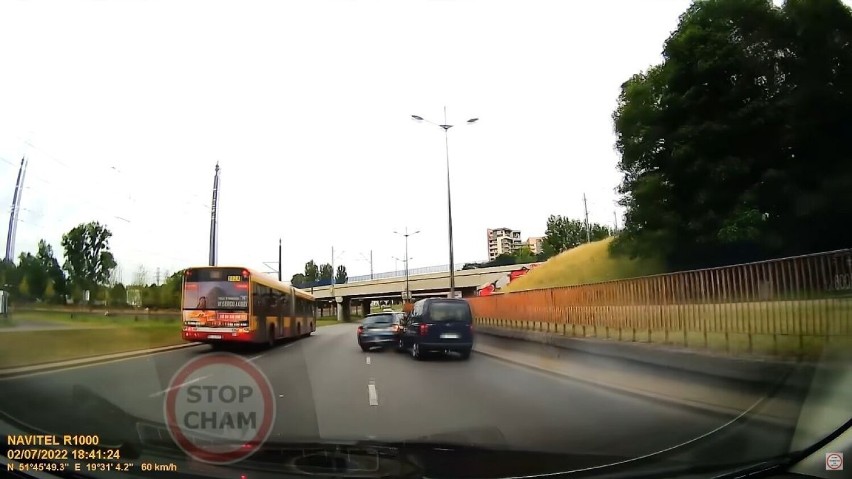 Niebezpieczne zdarzenie na al. Piłsudskiego - kierowca taksówki zajechał drogę kierowcy opla, który z kolei nie dostosował prędkości WIDEO