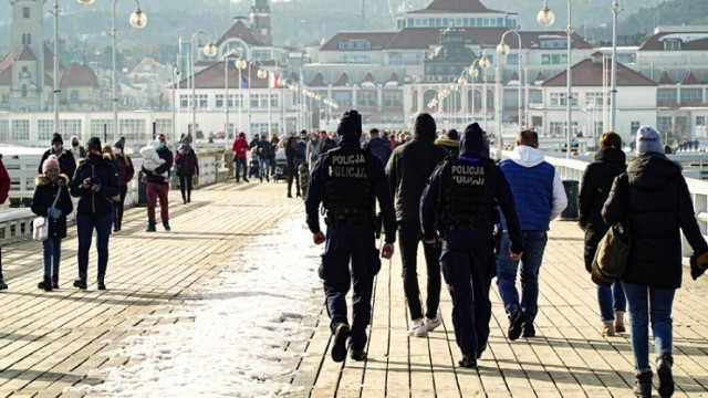 Dlatego też policjanci udzielają rad, jak nie paść ofiarą oszusta.