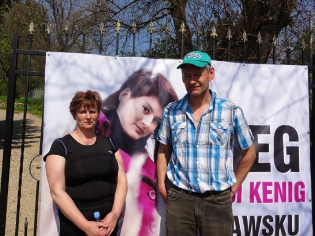 Od lewej rodzice Asi Kenig: Renata i Adam Kenig ze Sławska