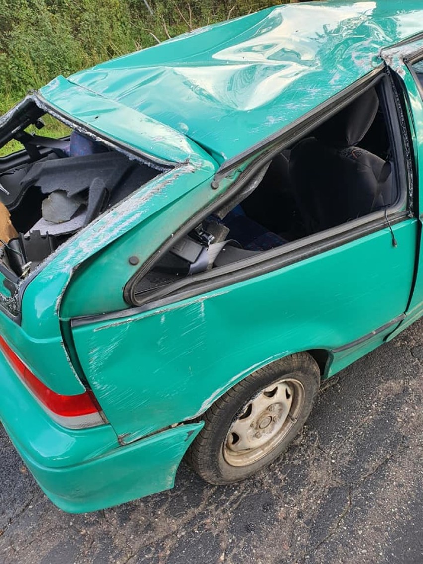 Wypadek na drodze z Borzęcina do Dobla. Jedna osoba w szpitalu [zdjęcia]