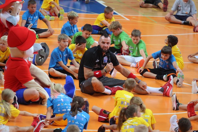 Marcin Gortat trenuje dzieci na Marcin Gortat Camp w Dąbrowie Górniczej

