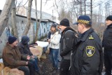 Bezdomni nie chcą sobie pomóc. Komendant Straży Miejskiej w Mikołowie znalazł na nich sposób