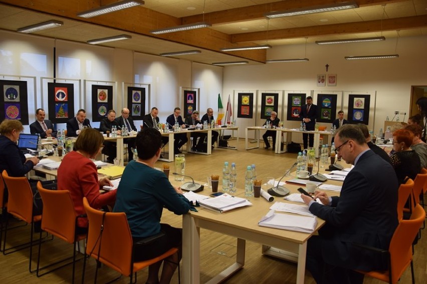 Sesja rady miasta w Zduńskiej Woli. Budżet 2018 przyjęty [zdjęcia]