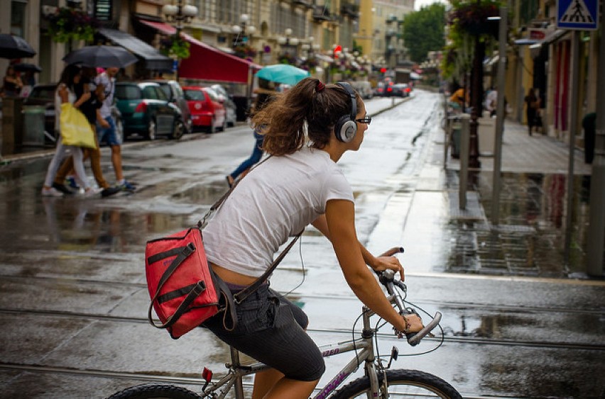 Zakaz słuchania muzyki podczas jazdy rowerem? Wkrótce może być za to mandat!