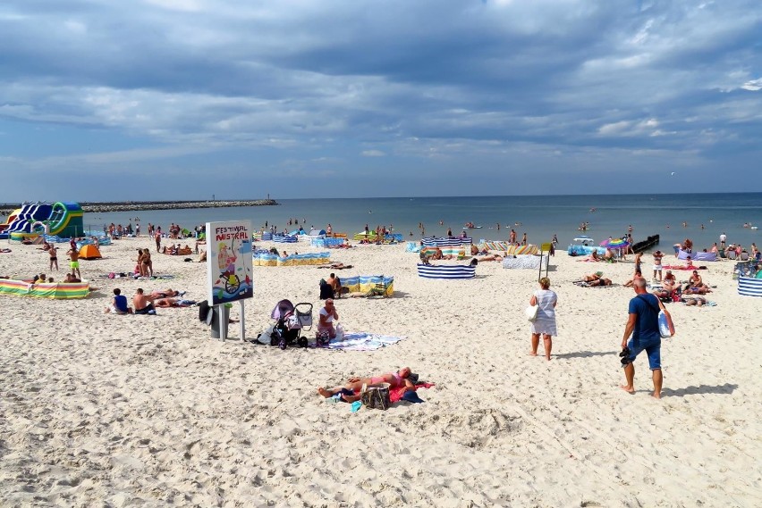 Sezon w pełni. Na plaży w Ustce można spotkać wielu...