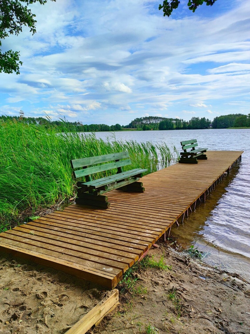 Strażacy z OSP Raduń naprawili zniszczony pomost. Teraz można się bezpiecznie kąpać nad jeziorem Raduń [ZDJĘCIA]