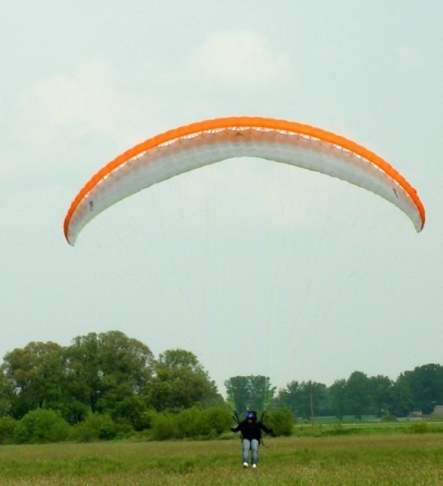 Lądowanie. 
Fot. Jacek Sitkiewicz - Sitek