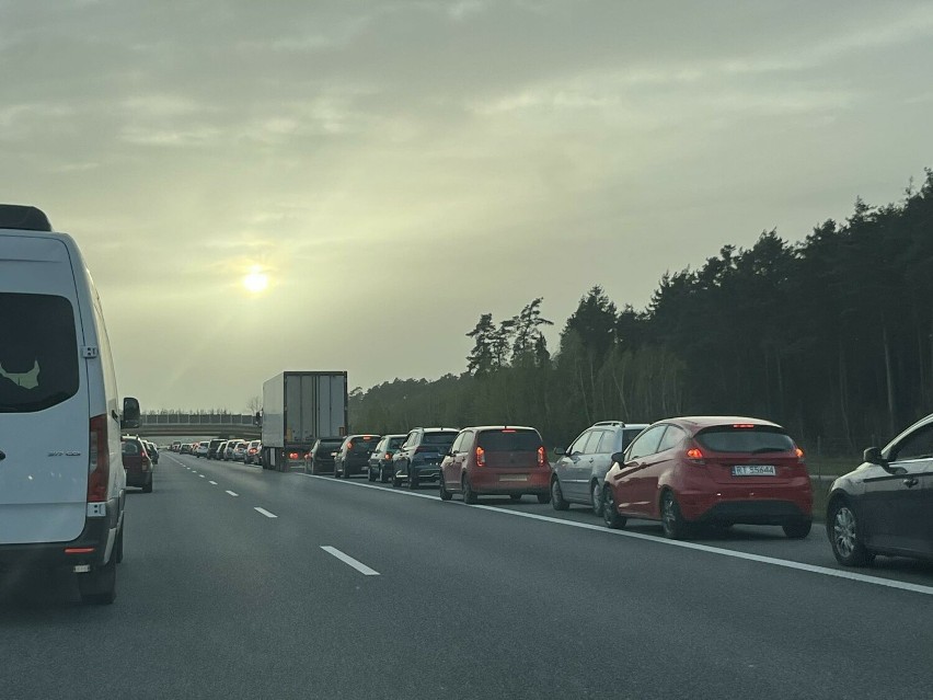 Poświąteczny drogowy koszmar na A4. Pożar samochodu pod Brzeskiem, wielki korek w stronę Krakowa