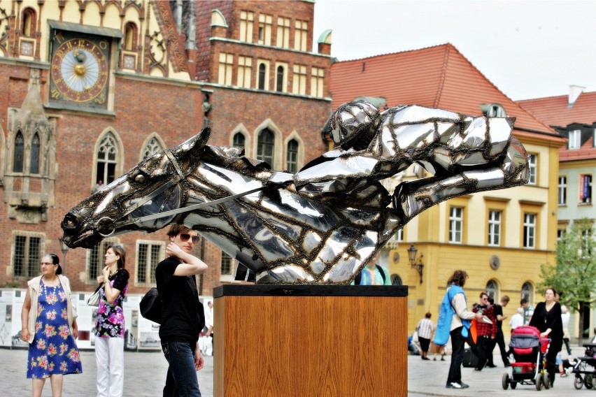 Wrocław: Rzeźba konia stanęła na Świdnickiej (ZDJĘCIA)