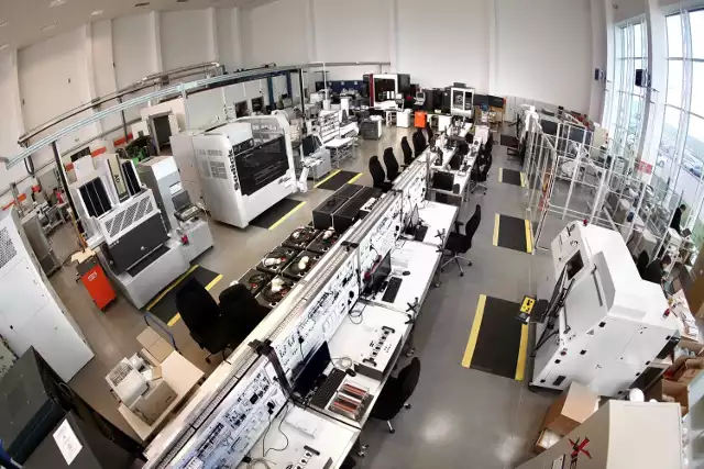 Na wyposażenie laboratorium badań środowiskowych składa się: sprzęt podstawowy, komputery wraz z oprogramowaniem i osprzętem oraz sprzęt specjalistyczny, stanowiący wyposażenie stanowisk badawczych