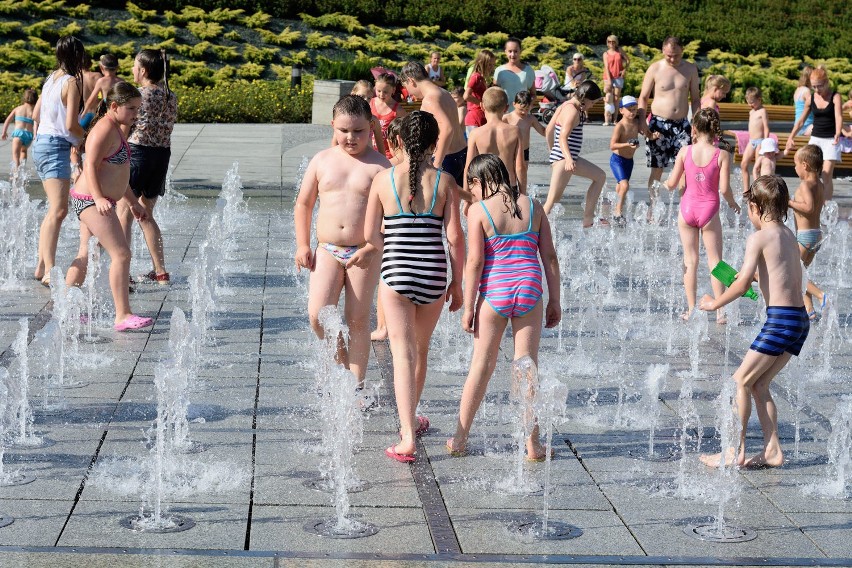 Upały w Polsce. Mieszkańcy miast szukają ochłody w fontannach