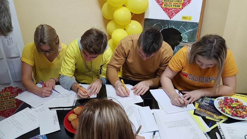 Maraton Pisania Listów Amnesty International w ZSE-E w Radomsku. Młodzież napisała 250 listów! [ZDJĘCIA]