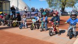 Leszno. Speedway Junior w Lesznie! Dzieci ścigały się na rowerkach biegowych [ZDJĘCIA] 